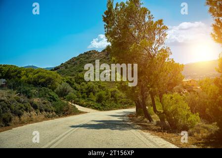 Strada in montagna nella città greca di Porto Rafti. Foto Stock