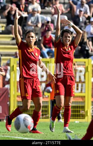 Roma, Italia. 11 ottobre 2023. ELISA Bartoli e Valentina Giacinti dell'AS Roma React durante il secondo round di Champions League femminile tra AS Roma e Vorksla allo stadio tre fontane, Roma (Italia), 15 ottobre 2023. Crediti: Insidefoto di andrea staccioli/Alamy Live News Foto Stock