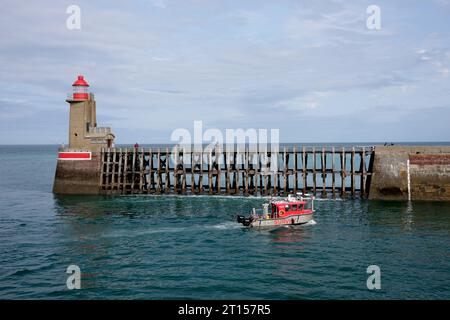 GeoSurveyor Ocean Survey boat vicino al faro e al molo di Fecamp in Normandia, Francia, Francia, Normandia, 2023 Foto Stock