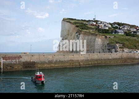 GeoSurveyor Ocean Survey boat vicino al faro e al molo di Fecamp in Normandia, Francia, Francia, Normandia, 2023 Foto Stock