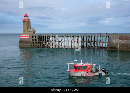 GeoSurveyor Ocean Survey boat vicino al faro e al molo di Fecamp in Normandia, Francia, Francia, Normandia, 2023 Foto Stock