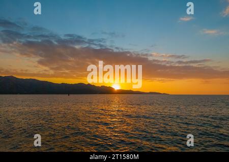 Corsica (Francia) - la Corsica è una grande isola turistica francese nel Mar Mediterraneo, qui il centro storico del villaggio portuale di Saint Florent al tramonto Foto Stock