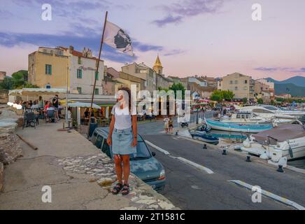 Corsica (Francia) - la Corsica è una grande isola turistica francese nel Mar Mediterraneo, qui il centro storico del villaggio portuale di Saint Florent al tramonto Foto Stock