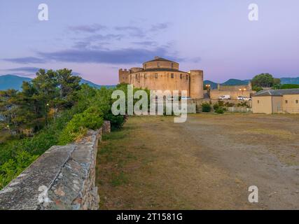 Corsica (Francia) - la Corsica è una grande isola turistica francese nel Mar Mediterraneo, qui il centro storico del villaggio portuale di Saint Florent al tramonto Foto Stock