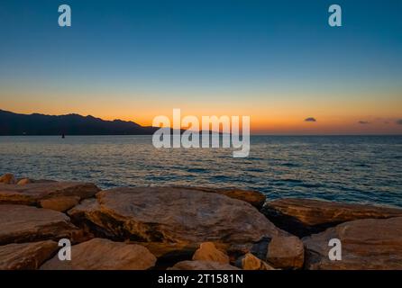 Corsica (Francia) - la Corsica è una grande isola turistica francese nel Mar Mediterraneo, qui il centro storico del villaggio portuale di Saint Florent al tramonto Foto Stock