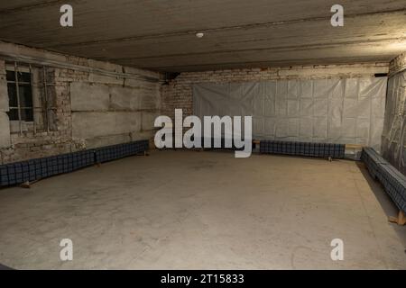 Ucraina. Interno vuoto di un vecchio rifugio antiatomico sotterraneo degli anni '1980 o seminterrato. Invasione russa dell'Ucraina Foto Stock