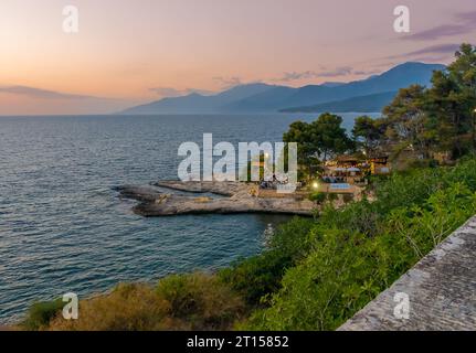 Corsica (Francia) - la Corsica è una grande isola turistica francese nel Mar Mediterraneo, qui il centro storico del villaggio portuale di Saint Florent al tramonto Foto Stock