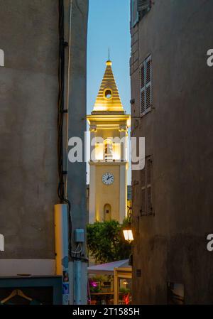 Corsica (Francia) - la Corsica è una grande isola turistica francese nel Mar Mediterraneo, qui il centro storico del villaggio portuale di Saint Florent al tramonto Foto Stock