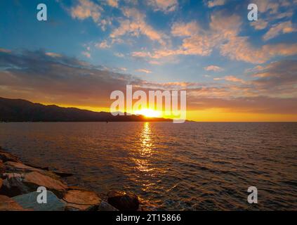 Corsica (Francia) - la Corsica è una grande isola turistica francese nel Mar Mediterraneo, qui il centro storico del villaggio portuale di Saint Florent al tramonto Foto Stock