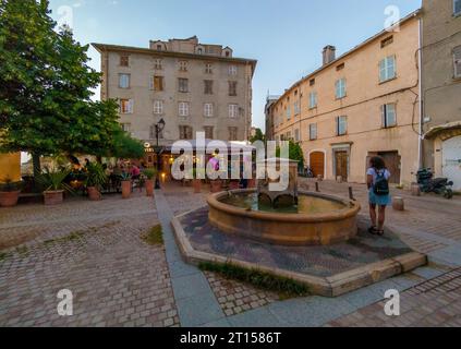 Corsica (Francia) - la Corsica è una grande isola turistica francese nel Mar Mediterraneo, qui il centro storico del villaggio portuale di Saint Florent al tramonto Foto Stock