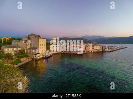 Corsica (Francia) - la Corsica è una grande isola turistica francese nel Mar Mediterraneo, qui il centro storico del villaggio portuale di Saint Florent al tramonto Foto Stock