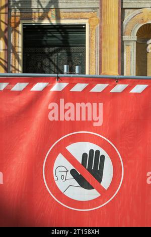 Nessun cartello d'ingresso in un sito di ristrutturazione della chiesa in Italia Foto Stock