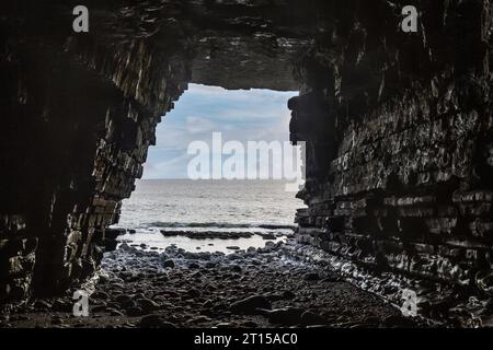 Grotta marina a Tresilian Bay, sulla Glamorgan Heritage Coast, vicino a Llantwit Major, Galles del Sud. Foto Stock