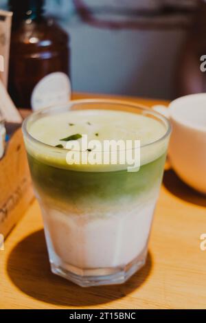 tazza di latte matcha Foto Stock