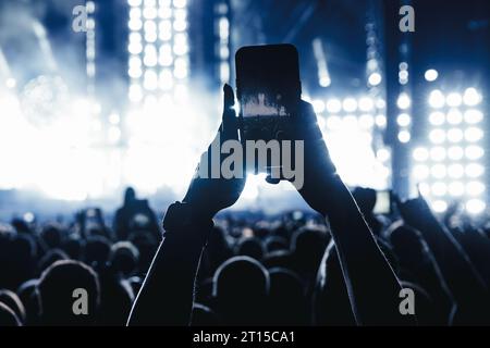Acquisizione di foto o contenuti video durante un concerto musicale con un telefono cellulare. Foto Stock