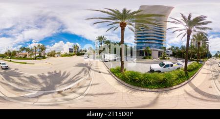 Visualizzazione panoramica a 360 gradi di Sunny Isles Beach, Florida, USA - 6 ottobre 2023: 360 foto equirettangolare Regalia Condominium Streetview