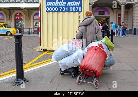 Londra, Regno Unito. Donne senzatetto con i suoi beni sui carrelli diretti alla stazione di Charing Cross Foto Stock