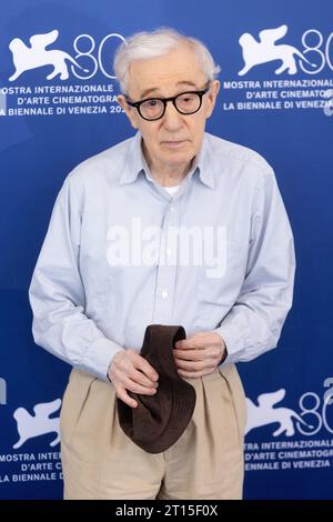 VENEZIA, ITALIA - 4 SETTEMBRE: Il regista Woody Allen partecipa alla foto-call per il film "Coup De Chance" alla 80a Mostra Internazionale del Cinema di Venezia Foto Stock