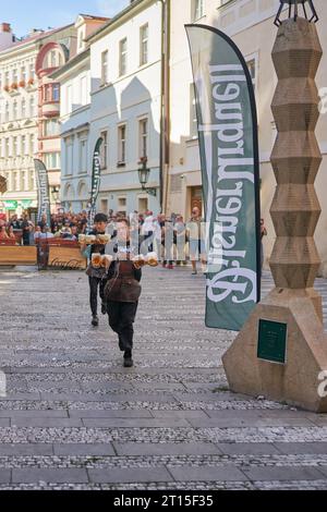 Concorso PINKASOVA NOČNÍ MŮRA dei camerieri più veloci del ristorante U Pinkasu di Praga Foto Stock