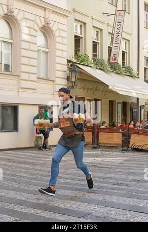 Concorso PINKASOVA NOČNÍ MŮRA dei camerieri più veloci del ristorante U Pinkasu di Praga Foto Stock