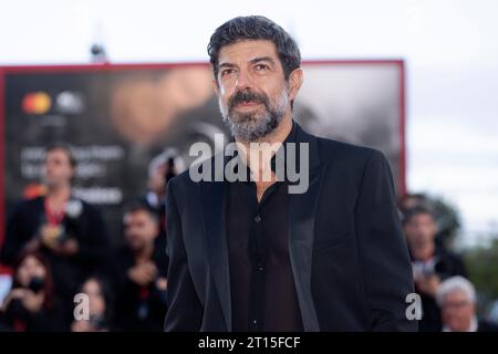 VENEZIA, ITALIA - AGOSTO 30: L'attore Pierfrancesco Favino partecipa al Red carpet per il film "Comandante" alla 80° Mostra Internazionale d'Arte cinematografica di Venezia Foto Stock