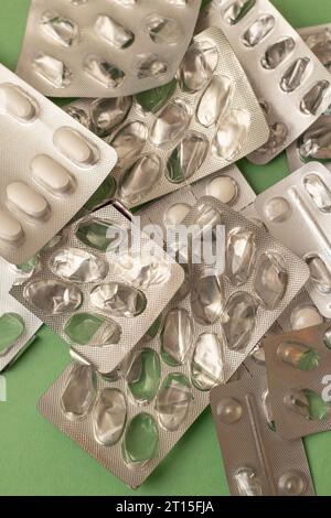 Goiânia, Goias, Brasile – 10 ottobre 2023: Un set di blister d'argento, usati e alcuni con pillole. Concetto di trattamento. Foto Stock