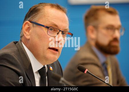 Deutschland, Berlino, Pressekonferenz am Mittwoch, 11. Oktober 2023, mit dem AfD-Fraktionsvorsitzenden Tino Chrupalla zum Vorfall a Ingolstadt *** Germania, Berlino, conferenza stampa mercoledì 11 ottobre 2023, con il leader del gruppo parlamentare AfD Tino Chrupalla sull'incidente di Ingolstadt Credit: Imago/Alamy Live News Foto Stock