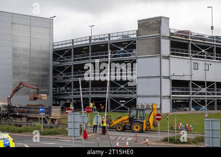 Londra, Regno Unito. 11 ottobre 2023. I membri del personale antincendio ispezionano i danni causati da un incendio al Terminal Car Park 2 dell'aeroporto di Londra Luton in Gran Bretagna, 11 ottobre 2023. Tutti i voli all'aeroporto londinese di Luton sono stati sospesi fino a mercoledì pomeriggio, dopo che un enorme incendio ha attraversato uno dei suoi parcheggi. Crediti: Ray Tang/Xinhua/Alamy Live News Foto Stock