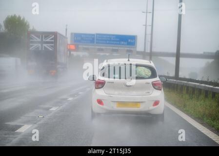 Condizioni di guida terribili in autostrada. Foto Stock