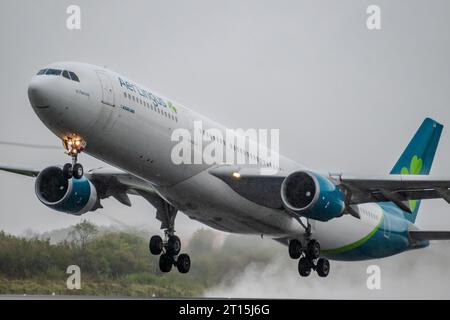 Aer Lingus Airbus A330-300 chiamato St Patrick. Il giorno piovoso decolla. Aeroporto di Manchester. Foto Stock