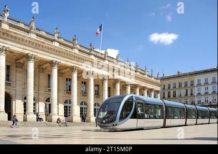 BORDEAUX, FRANCIA - 18 MAGGIO 2015: Il vecchio Grand Theater nel centro della città con un moderno tram che passa accanto Foto Stock