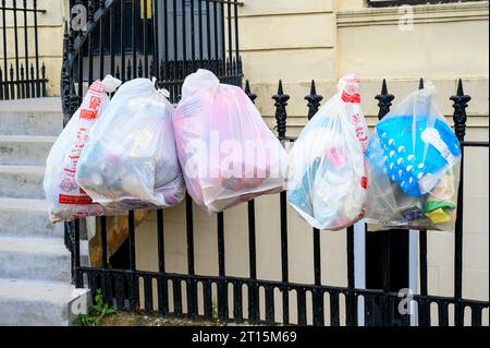 Sacchi di rifiuti da ufficio appesi alle ringhiere in attesa di essere raccolti dal Consiglio comunale di Glasgow, Glasgow, Scozia, Regno Unito, Europa Foto Stock