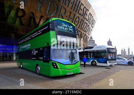 Wright Bus a due piani verde in occasione di un evento per la promozione dei veicoli alimentati a idrogeno all'esterno del Millennium Centre, Cardiff Bay. Ottobre 2023. Foto Stock