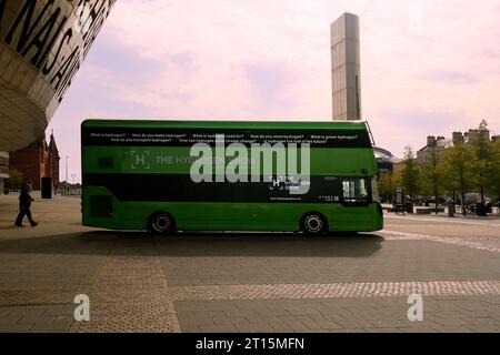 Wright Bus a due piani verde in occasione di un evento per la promozione dei veicoli alimentati a idrogeno all'esterno del Millennium Centre, Cardiff Bay. Ottobre 2023. Foto Stock