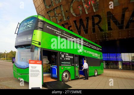 Wright Bus a due piani verde in occasione di un evento per la promozione dei veicoli alimentati a idrogeno all'esterno del Millennium Centre, Cardiff Bay. Ottobre 2023. Foto Stock