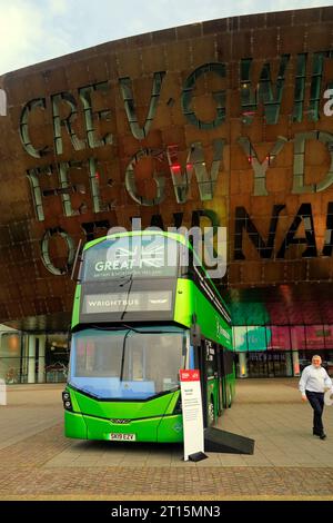 Wright Bus a due piani verde in occasione di un evento per la promozione dei veicoli alimentati a idrogeno all'esterno del Millennium Centre, Cardiff Bay. Ottobre 2023. Foto Stock