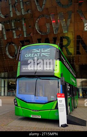 Wright Bus a due piani verde in occasione di un evento per la promozione dei veicoli alimentati a idrogeno all'esterno del Millennium Centre, Cardiff Bay. Ottobre 2023. Foto Stock