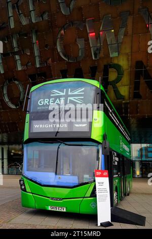 Wright Bus a due piani verde in occasione di un evento per la promozione dei veicoli alimentati a idrogeno all'esterno del Millennium Centre, Cardiff Bay. Ottobre 2023. Foto Stock