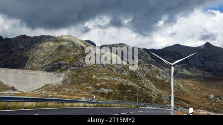 grande turbina eolica per la produzione di elettricità pulita sul passo ventoso delle montagne Foto Stock