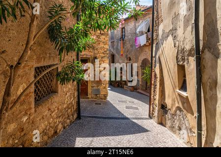 Il bellissimo villaggio di Bibbona in un soleggiato pomeriggio d'estate. Provincia di Livorno, Toscana, Italia. Foto Stock