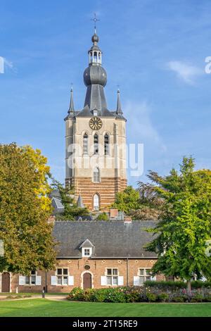 Beghinaggio di Aarschot del XVII secolo e Chiesa gotica brabantina del XIV secolo di nostra Signora / Onze-lieve-Vrouwekerk, Brabante fiammingo nelle Fiandre, Belgio Foto Stock