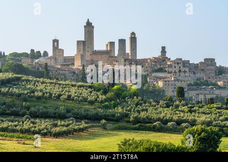 La meravigliosa città di San Giminiano con tutte le sue torri in un soleggiato pomeriggio d'estate. Provincia di Siena, Toscana, Italia. Foto Stock