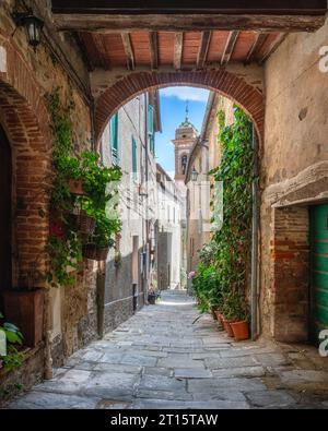 Vista panoramica nel piccolo paese di Scrofiano, vicino a Sinalunga. Provincia di Siena, Toscana, Italia. Foto Stock