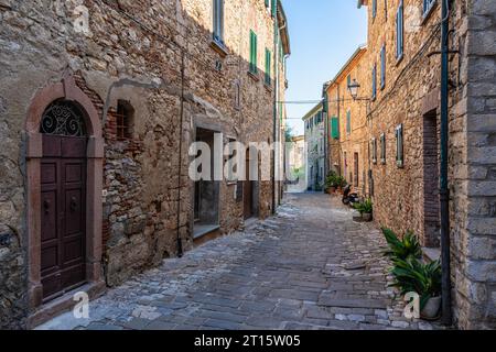 Il bellissimo villaggio di Suvereto in un soleggiato pomeriggio d'estate. Provincia di Livorno, Toscana, Italia. Foto Stock