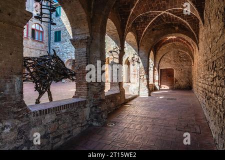 Il bellissimo villaggio di Suvereto in un soleggiato pomeriggio d'estate. Provincia di Livorno, Toscana, Italia. Foto Stock