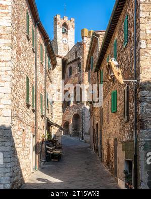 Il bellissimo villaggio di Suvereto in un soleggiato pomeriggio d'estate. Provincia di Livorno, Toscana, Italia. Foto Stock