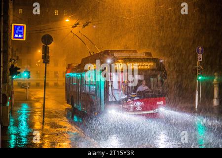 1.09.2018. Ungheria, Budapest. Solaris Trollino 12 in caso di pioggia battente di notte. Foto Stock