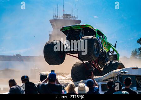Monster truck in volo allo spettacolo Foto Stock