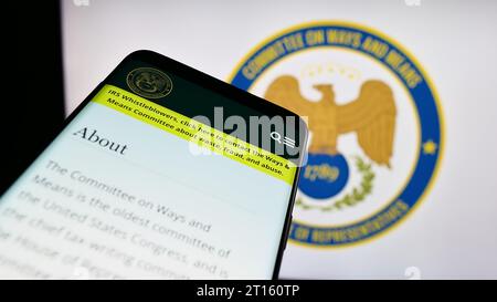 Telefono cellulare con sito web della United States House Committee on Ways and Means di fronte al SEAL. Mettere a fuoco in alto a sinistra sul display del telefono. Foto Stock