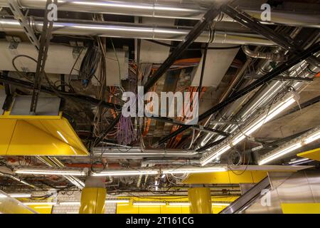 Stazione della metropolitana con nuova costruzione e ristrutturazione della rete via cavo Foto Stock